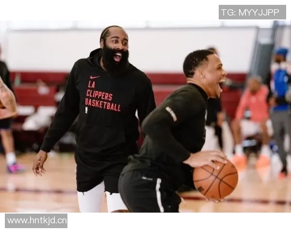 快船训练氛围轻松愉快全员笑容满面小卡频频亮相